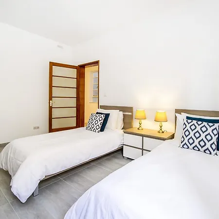 Charming 3 Bedroom Flat, Theoria Travel Appartement